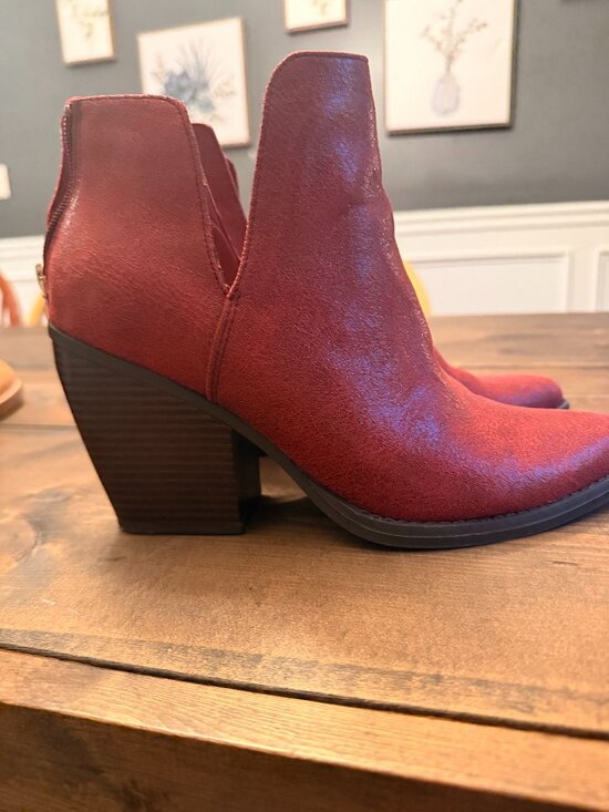 Wonderly Shoes - NWOT Red Wonderly Vanessa Booties Size 9 1/2